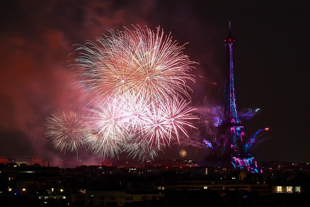 Photo of fireworks over the Eiffel Tower